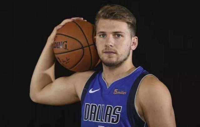 NBA最新动态：杜兰特伤情确认，尼克斯签下老将，两球星报销赛季​.