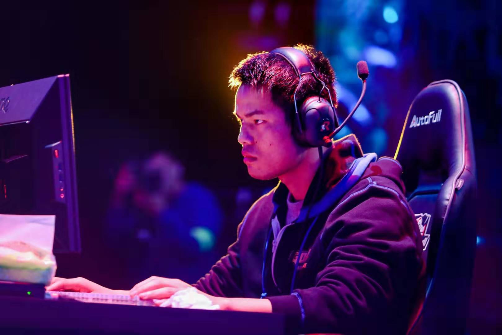 社的深入研 社的深入研